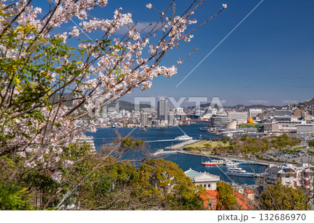 《長崎県》長崎市・坂の街並み 132686970