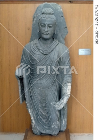 ガンダーラの東に位置したパキスタンのタキシラ博物館に展示されている残念ながら右腕のない施無畏印の仏像 132687041