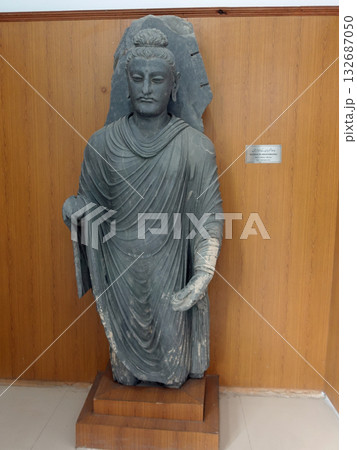 ガンダーラの東に位置したパキスタンのタキシラ博物館に展示されている残念ながら右腕のない施無畏印の仏像 132687050