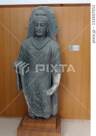 ガンダーラの東に位置したパキスタンのタキシラ博物館に展示されている残念ながら右腕のない施無畏印の仏像 132687052