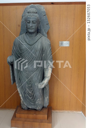 ガンダーラの東に位置したパキスタンのタキシラ博物館に展示されている残念ながら右腕のない施無畏印の仏像 132687053