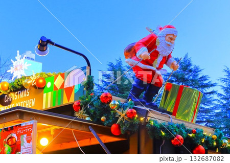 屋根の上でスキージャンプを楽しむサンタクロース 132687082