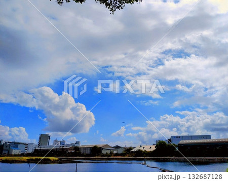 夏の青空と対岸の倉庫街 132687128
