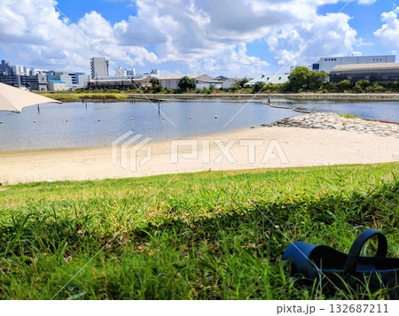 芝生と砂浜のある公園 132687211