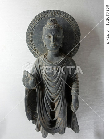 仏教美術史に残るガンダーラ地方の東部パキスタンのタキシラ博物館に展示される仏立像 132687259