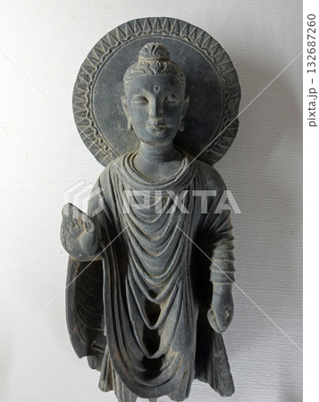 仏教美術史に残るガンダーラ地方の東部パキスタンのタキシラ博物館に展示される仏立像 132687260
