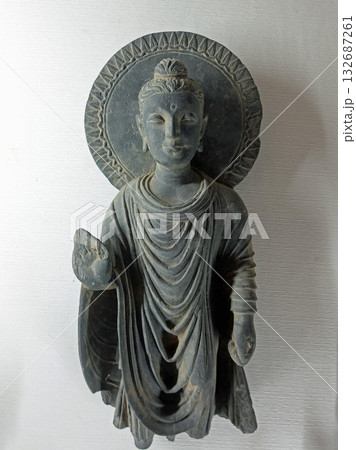 仏教美術史に残るガンダーラ地方の東部パキスタンのタキシラ博物館に展示される仏立像 132687261