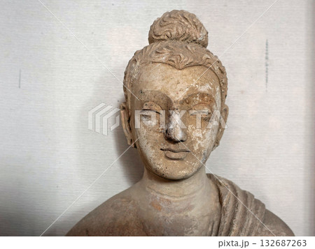 仏教美術史に残るガンダーラ地方の東部パキスタンのタキシラ博物館に展示される仏立像 132687263