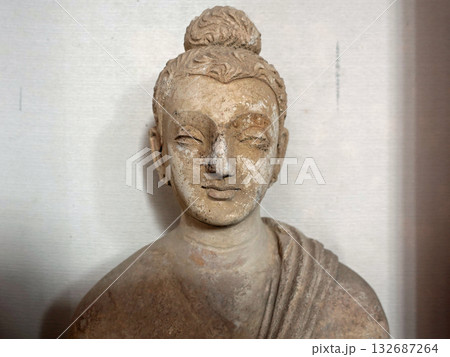 仏教美術史に残るガンダーラ地方の東部パキスタンのタキシラ博物館に展示される仏立像 132687264