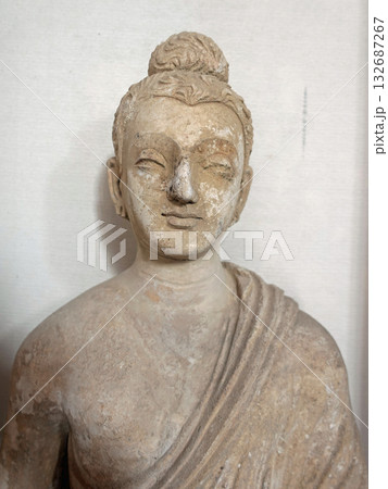 仏教美術史に残るガンダーラ地方の東部パキスタンのタキシラ博物館に展示される仏立像 132687267