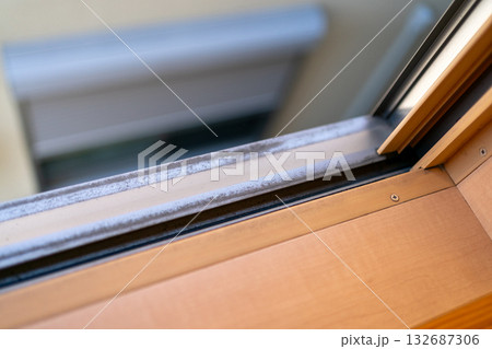 窓サッシの外側の汚れ 132687306