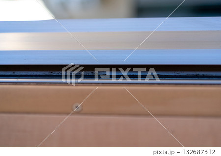 窓サッシの外側の汚れ 132687312