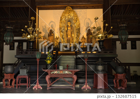 東福寺 本堂の須弥壇に釈迦如来立像その両脇に阿難尊者と迦葉尊者2 東福寺 本堂の須弥壇に釈迦如来立像その両脇に阿難尊者と迦葉尊者2 132687515