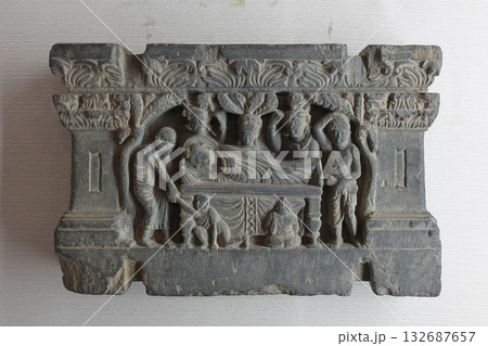 パキスタンの古都タキシラにある博物館に展示されるシャカの生涯を表した彫刻のひとつ涅槃図 パキスタンの古都タキシラにある博物館に展示されるシャカの生涯を表した彫刻のひとつ涅槃図 132687657