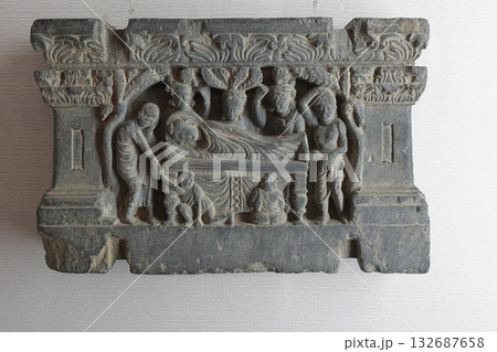 パキスタンの古都タキシラにある博物館に展示されるシャカの生涯を表した彫刻のひとつ涅槃図 パキスタンの古都タキシラにある博物館に展示されるシャカの生涯を表した彫刻のひとつ涅槃図 132687658