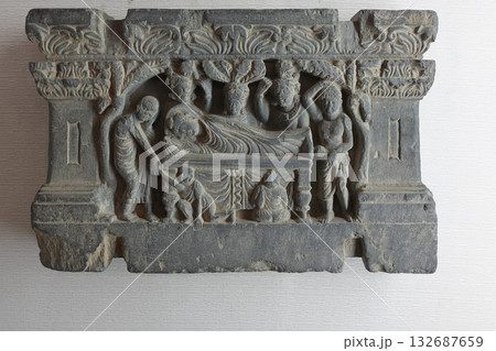 パキスタンの古都タキシラにある博物館に展示されるシャカの生涯を表した彫刻のひとつ涅槃図 パキスタンの古都タキシラにある博物館に展示されるシャカの生涯を表した彫刻のひとつ涅槃図 132687659