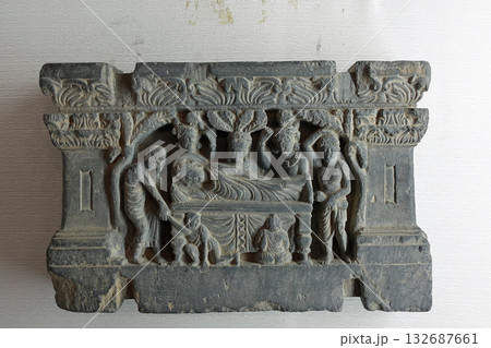 パキスタンの古都タキシラにある博物館に展示されるシャカの生涯を表した彫刻のひとつ涅槃図 132687661