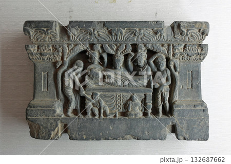 パキスタンの古都タキシラにある博物館に展示されるシャカの生涯を表した彫刻のひとつ涅槃図 132687662