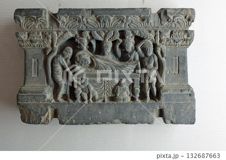 パキスタンの古都タキシラにある博物館に展示されるシャカの生涯を表した彫刻のひとつ涅槃図 132687663