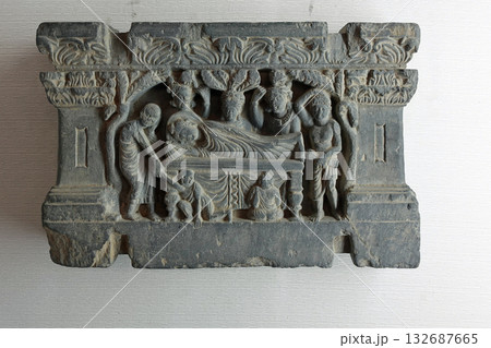 パキスタンの古都タキシラにある博物館に展示されるシャカの生涯を表した彫刻のひとつ涅槃図 132687665