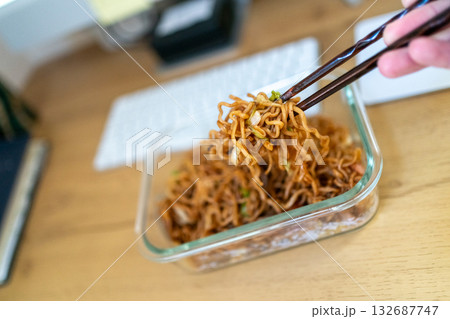 食べながらパソコン 食べながらパソコン 132687747