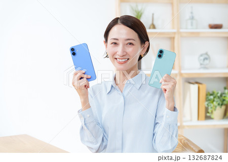 スマホを複数台持つ女性 スマホを複数台持つ女性 132687824