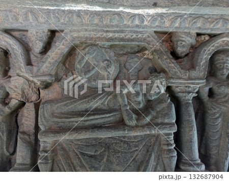 パキスタンの古都タキシラにある博物館に展示される佛陀の生涯彫刻の中の白象托胎の画面彫刻 132687904
