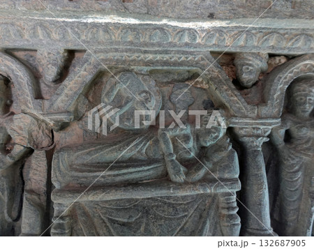パキスタンの古都タキシラにある博物館に展示される佛陀の生涯彫刻の中の白象托胎の画面彫刻 パキスタンの古都タキシラにある博物館に展示される佛陀の生涯彫刻の中の白象托胎の画面彫刻 132687905