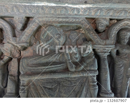 パキスタンの古都タキシラにある博物館に展示される佛陀の生涯彫刻の中の白象托胎の画面彫刻 132687907
