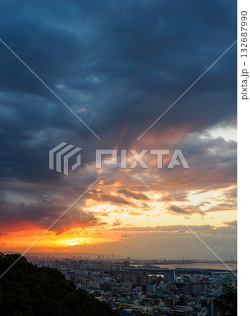 都市の夜明け　神戸市の高台から市街地大阪湾を隔て大阪のビル群の景観 132687990