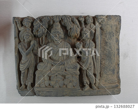 ガンダーラ美術にある仏教彫刻のひとつで人々から礼賛合掌される仏陀の姿を表したレリーフ 132688027