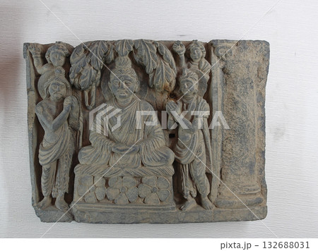 ガンダーラ美術にある仏教彫刻のひとつで人々から礼賛合掌される仏陀の姿を表したレリーフ 132688031