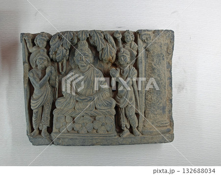 ガンダーラ美術にある仏教彫刻のひとつで人々から礼賛合掌される仏陀の姿を表したレリーフ 132688034
