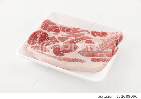 豚肩ロース　発泡トレイに入った豚肩ロース肉 132688060