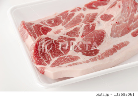 豚肩ロース　発泡トレイに入った豚肩ロース肉 132688061