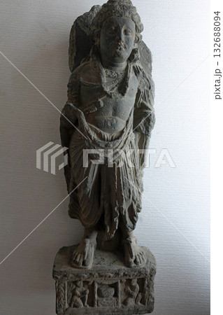 パキスタンの古都タキシラ博物館に展示されるガンダーラ様式の特徴を持つ菩薩像 132688094
