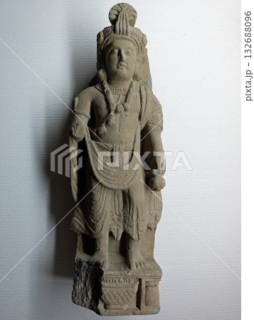 パキスタンの古都タキシラ博物館に展示されるガンダーラ様式の特徴を持つ菩薩像 132688096