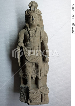 パキスタンの古都タキシラ博物館に展示されるガンダーラ様式の特徴を持つ菩薩像 パキスタンの古都タキシラ博物館に展示されるガンダーラ様式の特徴を持つ菩薩像 132688097