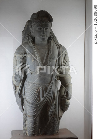 パキスタンの古都タキシラ博物館に展示されるガンダーラ様式の特徴を持つ菩薩像 132688099