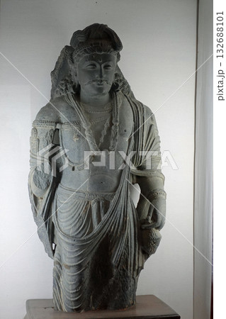 パキスタンの古都タキシラ博物館に展示されるガンダーラ様式の特徴を持つ菩薩像 パキスタンの古都タキシラ博物館に展示されるガンダーラ様式の特徴を持つ菩薩像 132688101