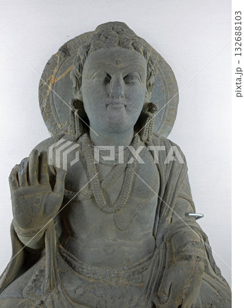パキスタンの古都タキシラ博物館に展示されるガンダーラ様式の特徴を持つ菩薩像 132688103