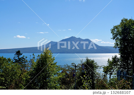 ポロピナイ展望台から見た「10月の支笏湖」奥に「風不死岳」 132688107