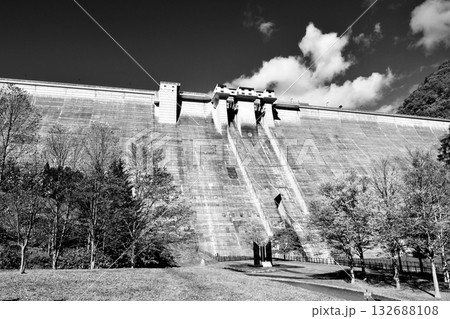 札幌「定山渓ダム」白黒 132688108