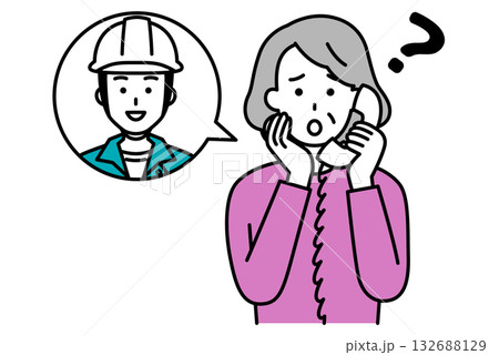 作業員に電話で相談する年配の女性 作業員に電話で相談する年配の女性 132688129