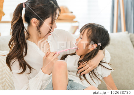リビングで娘と一緒に歯磨きをする親子,母子,家族,母親 132688750