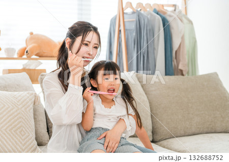 リビングで娘と一緒に歯磨きをする親子,母子,家族,母親 132688752