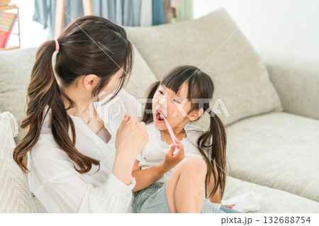 リビングで娘と一緒に歯磨きをする親子,母子,家族,母親 132688754