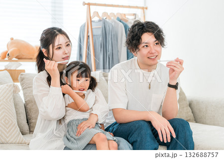 リビングで娘と一緒に歯磨きをする親子,家族,ファミリー リビングで娘と一緒に歯磨きをする親子,家族,ファミリー 132688757