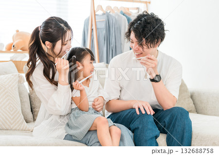 リビングで娘と一緒に歯磨きをする親子,家族,ファミリー リビングで娘と一緒に歯磨きをする親子,家族,ファミリー 132688758