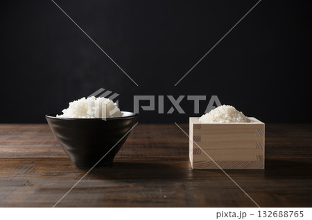 一膳のごはんと一合の生米 一膳のごはんと一合の生米 132688765